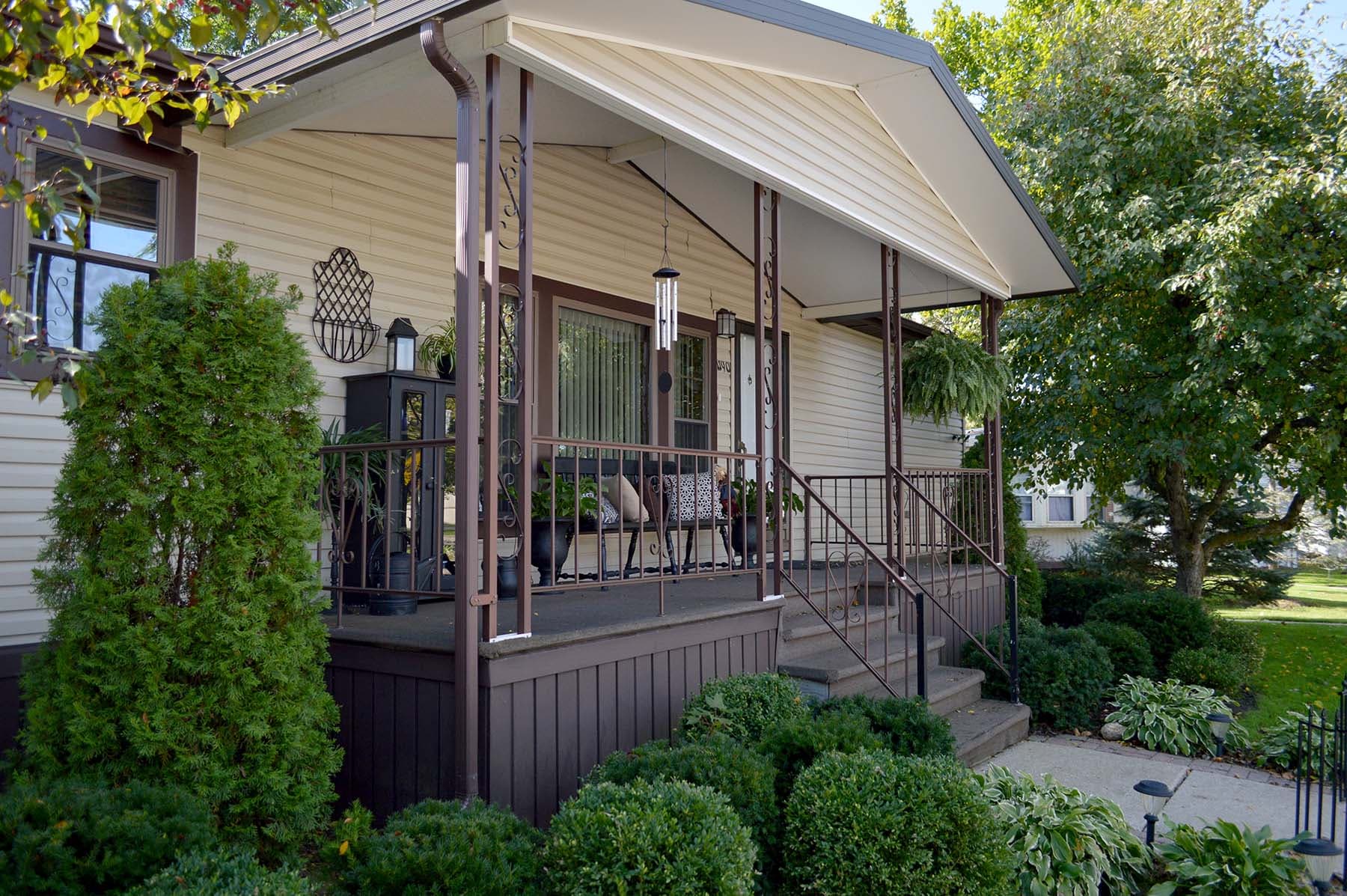 Front porch and landscaping at a Lapeer Meadows home